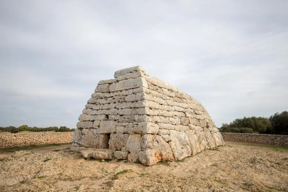 Naveta des Tudons, el monumento funerario prehistórico más famoso de Menorca, cerca de Ciutadella