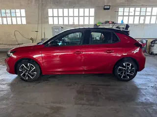 Opel Corsa GS rojo, vista lateral izquierda