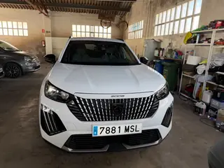 Peugeot 2008 automático blanco, frontal con matrícula visible