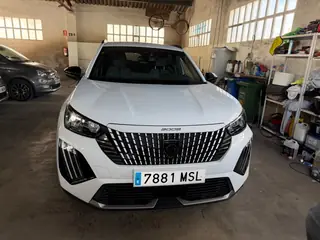 Peugeot 2008 automático blanco, vista frontal cercana